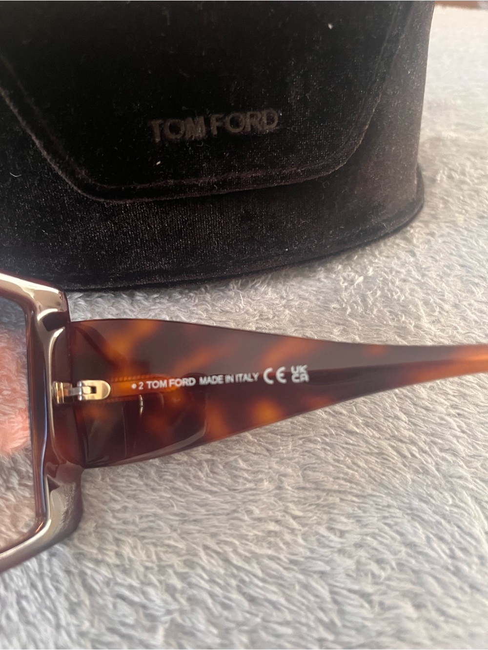 Tom Ford “Quinn” Oversized Sunglasses in Tortoiseshell Brown with Gold T Accents - Picture 3 of 6